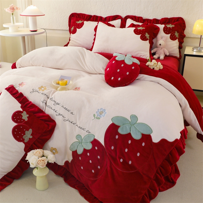91家纺网 家纺一手货源 找家纺 （总）绒棉世家 2025新款贴布绣四件套-大红草莓（控价188元）