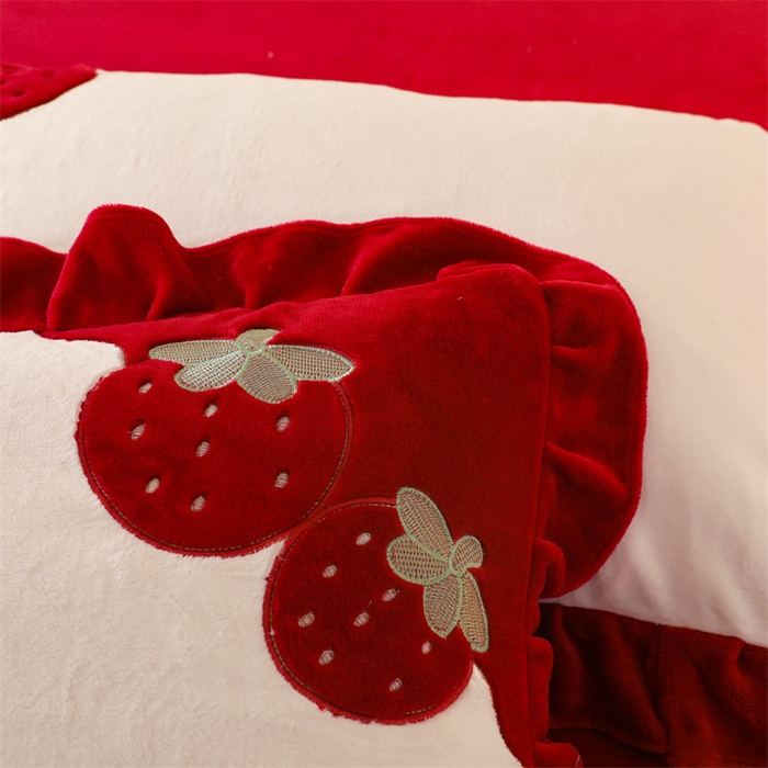 91家纺网 家纺一手货源 找家纺 （总）绒棉世家 2025新款贴布绣四件套-大红草莓（控价188元）