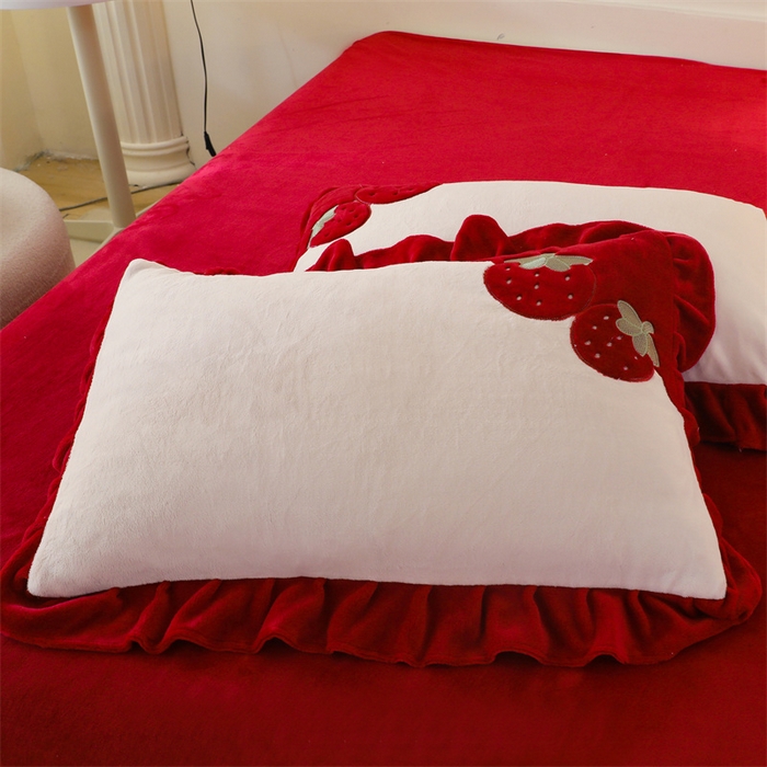 91家纺网 家纺一手货源 找家纺 （总）绒棉世家 2025新款贴布绣四件套-大红草莓（控价188元）