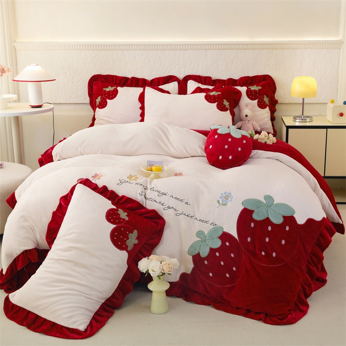 91家纺网 家纺一手货源 找家纺 （总）绒棉世家 2025新款贴布绣四件套-大红草莓（控价188元）