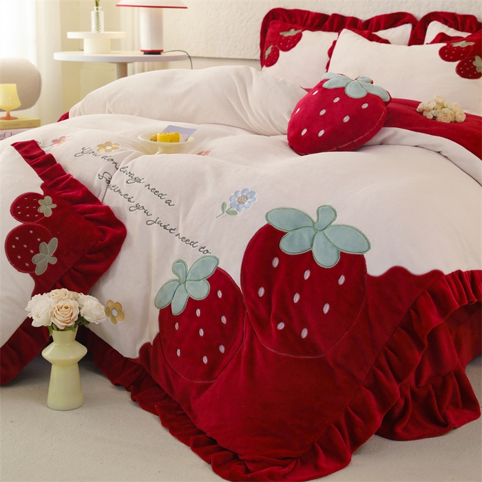 91家纺网 家纺一手货源 找家纺 （总）绒棉世家 2025新款贴布绣四件套-大红草莓（控价188元）