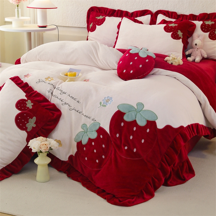 91家纺网 家纺一手货源 找家纺 （总）绒棉世家 2025新款贴布绣四件套-大红草莓（控价188元）