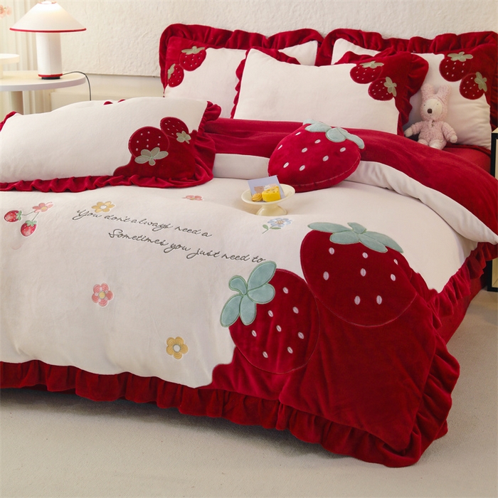 91家纺网 家纺一手货源 找家纺 （总）绒棉世家 2025新款贴布绣四件套-大红草莓（控价188元）