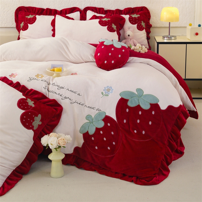 91家纺网 家纺一手货源 找家纺 （总）绒棉世家 2025新款贴布绣四件套-大红草莓（控价188元）