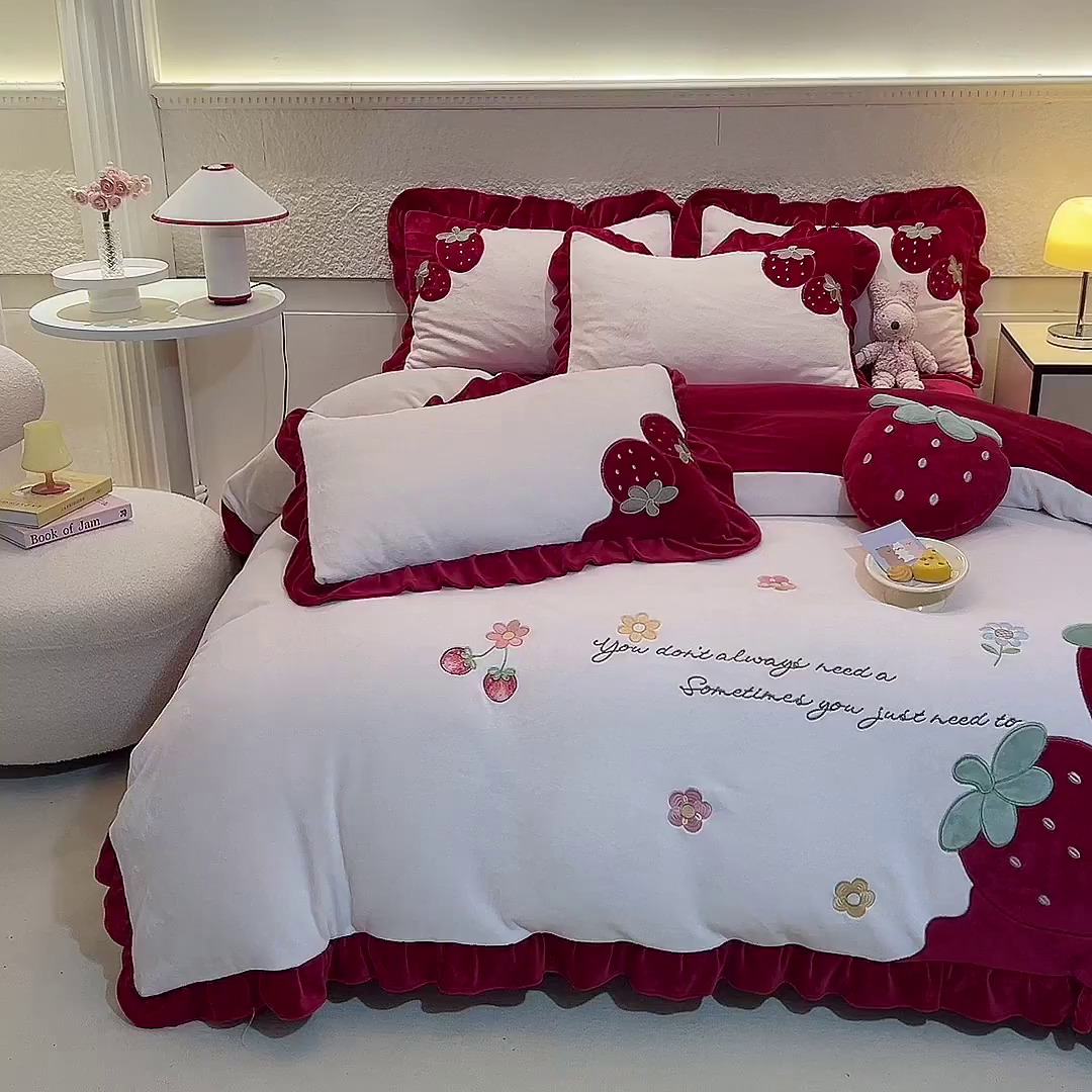 91家纺网 家纺一手货源 找家纺 （总）绒棉世家 2025新款贴布绣四件套-大红草莓（控价188元）