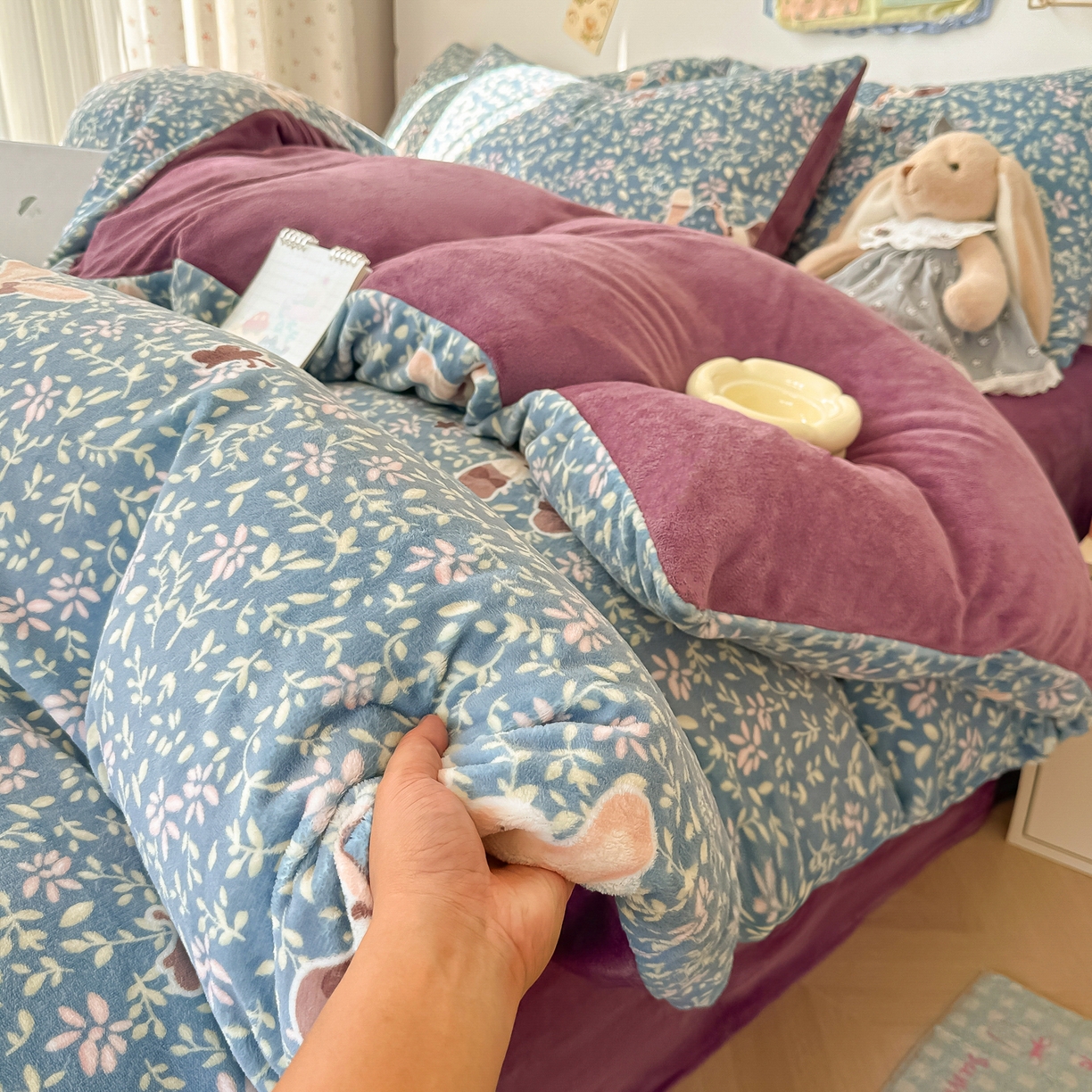 91家纺网 家纺一手货源 找家纺 韩巢家纺 2025新款双面高克重牛奶绒被套单件被罩 背带兔