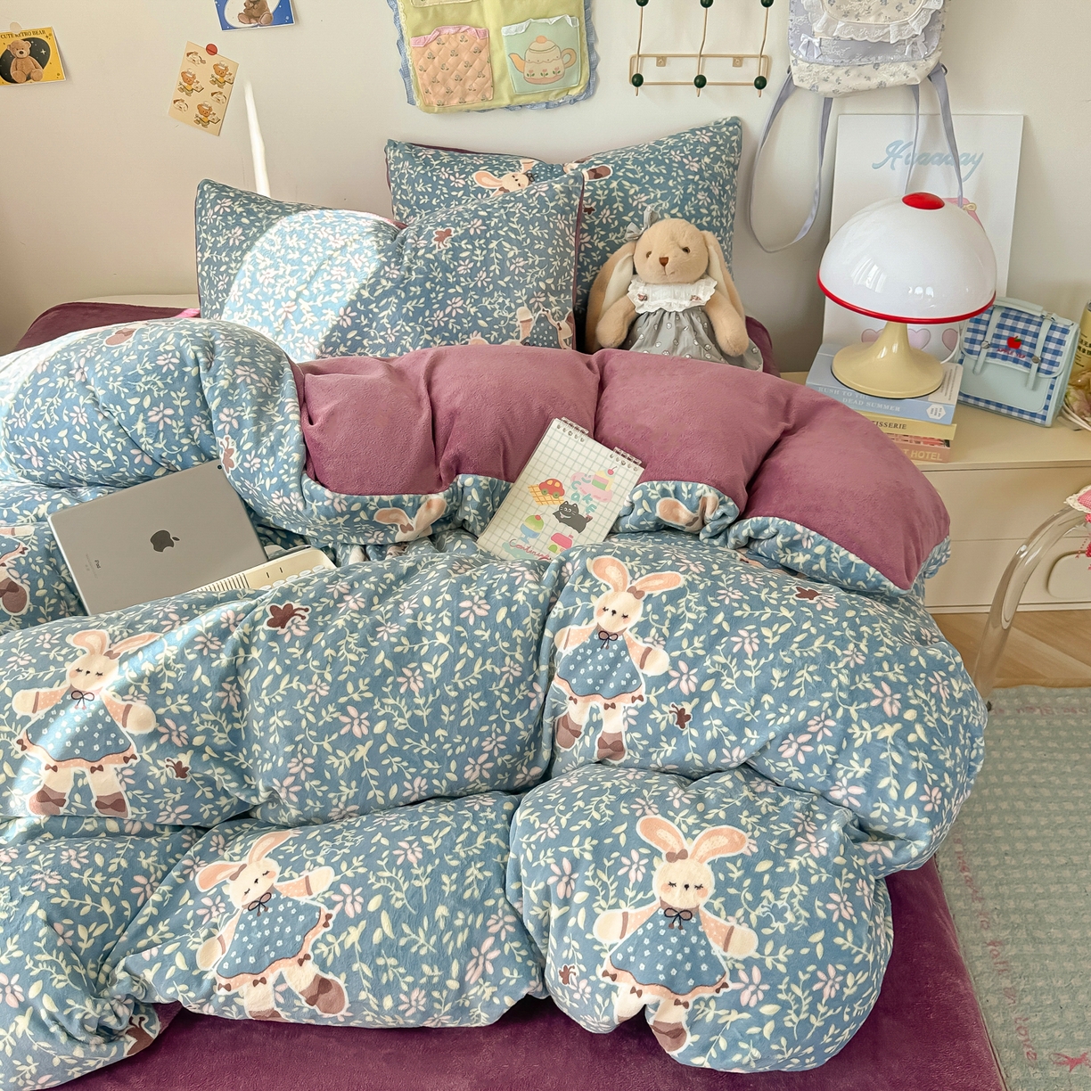 91家纺网 家纺一手货源 找家纺 韩巢家纺 2025新款双面高克重牛奶绒被套单件被罩 背带兔