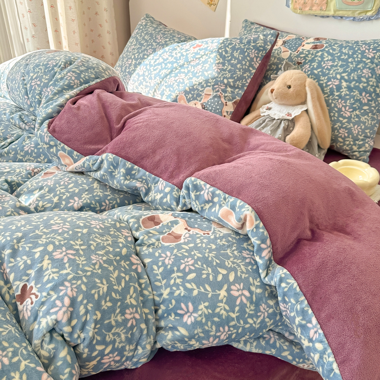 91家纺网 家纺一手货源 找家纺 韩巢家纺 2025新款双面高克重牛奶绒被套单件被罩 背带兔