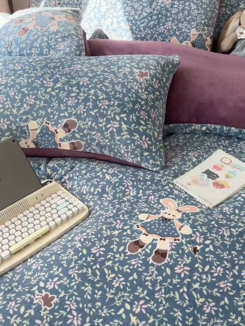 91家纺网 家纺一手货源 找家纺 韩巢家纺 2025新款双面高克重牛奶绒被套单件被罩 背带兔