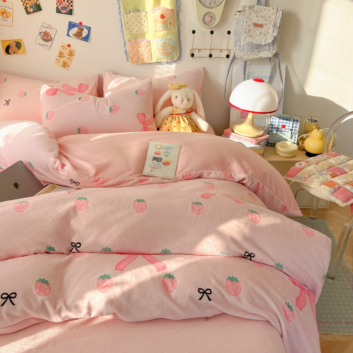 91家纺网 家纺一手货源 找家纺 韩巢家纺 2025新款双面高克重牛奶绒被套单件被罩 草莓牛奶