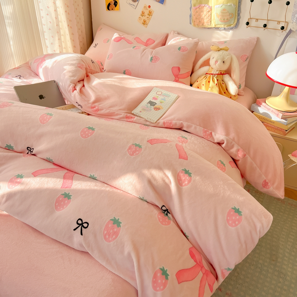 91家纺网 家纺一手货源 找家纺 韩巢家纺 2025新款双面高克重牛奶绒被套单件被罩 草莓牛奶