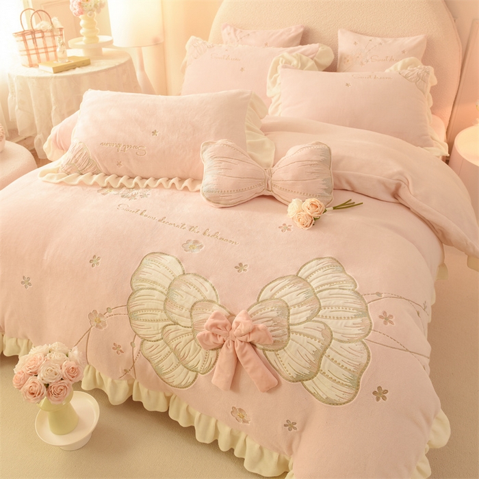 91家纺网 家纺一手货源 找家纺 （总）绒棉世家 2025新款独家设计师款牛奶绒贴布绣-甜心蝴蝶结