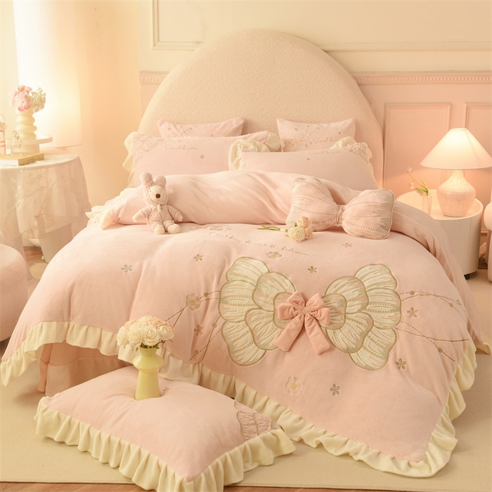 91家纺网 家纺一手货源 找家纺 （总）绒棉世家 2025新款独家设计师款牛奶绒贴布绣-甜心蝴蝶结