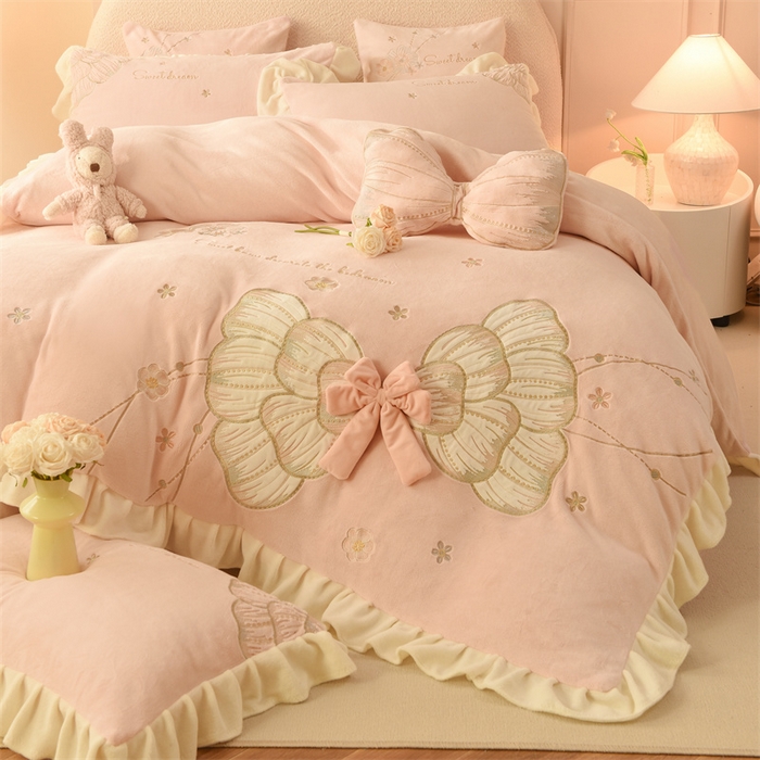 91家纺网 家纺一手货源 找家纺 （总）绒棉世家 2025新款独家设计师款牛奶绒贴布绣-甜心蝴蝶结