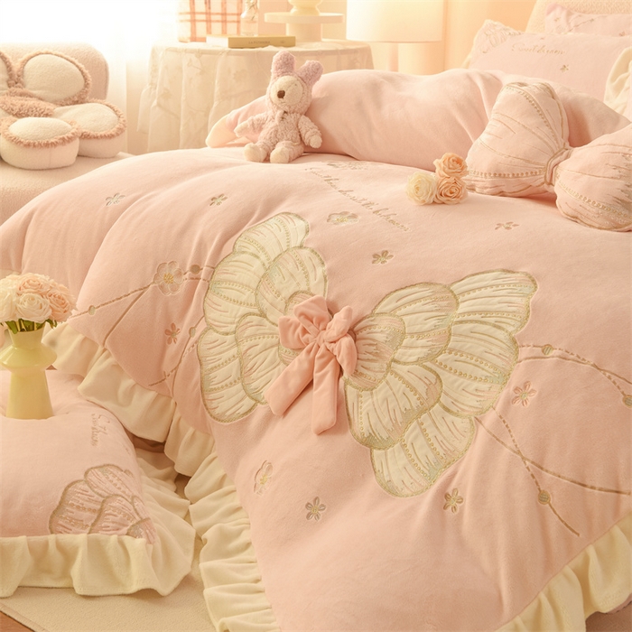 91家纺网 家纺一手货源 找家纺 （总）绒棉世家 2025新款独家设计师款牛奶绒贴布绣-甜心蝴蝶结