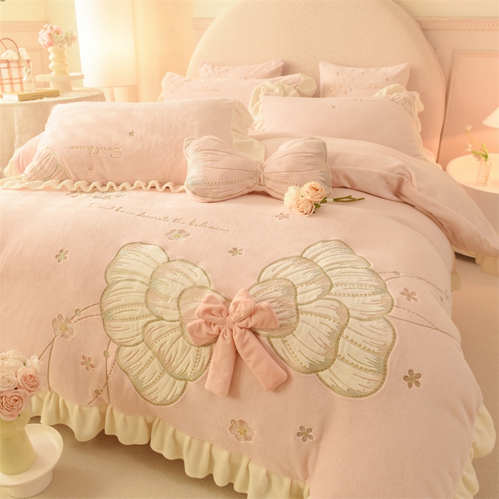 91家纺网 家纺一手货源 找家纺 （总）绒棉世家 2025新款独家设计师款牛奶绒贴布绣-甜心蝴蝶结