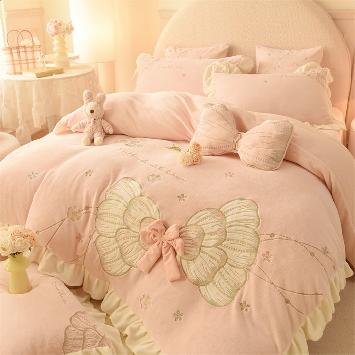 91家纺网 家纺一手货源 找家纺 （总）绒棉世家 2025新款独家设计师款牛奶绒贴布绣-甜心蝴蝶结