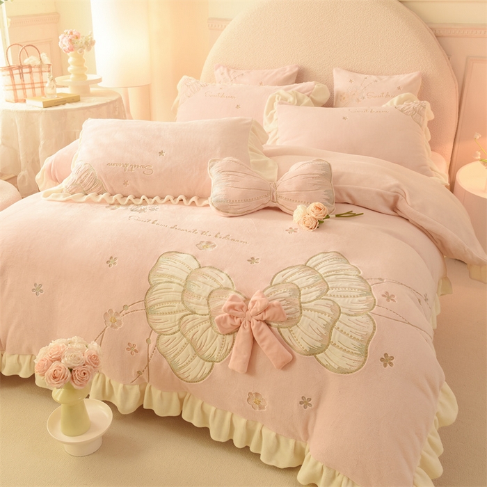 91家纺网 家纺一手货源 找家纺 （总）绒棉世家 2025新款独家设计师款牛奶绒贴布绣-甜心蝴蝶结