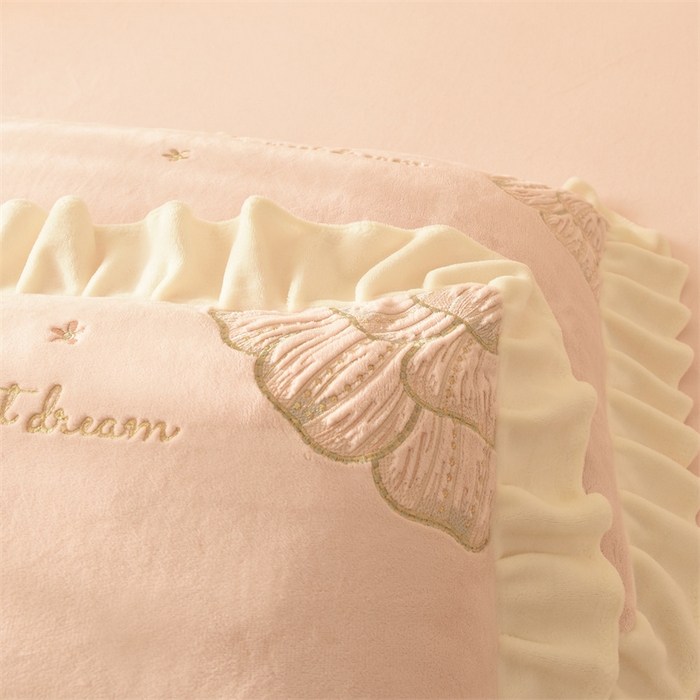 91家纺网 家纺一手货源 找家纺 （总）绒棉世家 2025新款独家设计师款牛奶绒贴布绣-甜心蝴蝶结