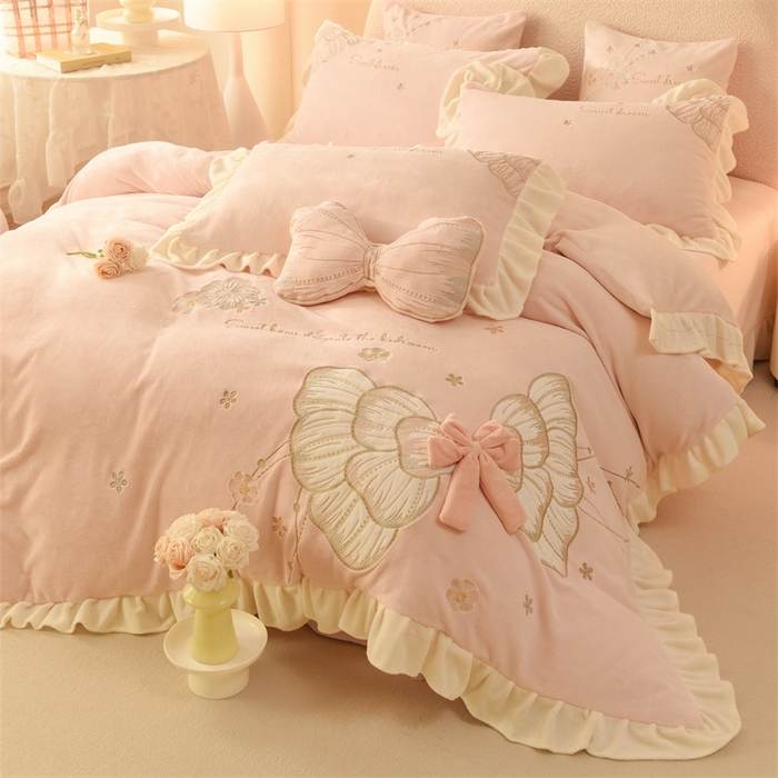 91家纺网 家纺一手货源 找家纺 （总）绒棉世家 2025新款独家设计师款牛奶绒贴布绣-甜心蝴蝶结