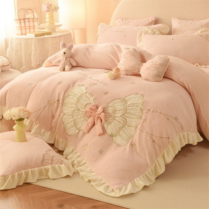 91家纺网 家纺一手货源 找家纺 （总）绒棉世家 2025新款独家设计师款牛奶绒贴布绣-甜心蝴蝶结