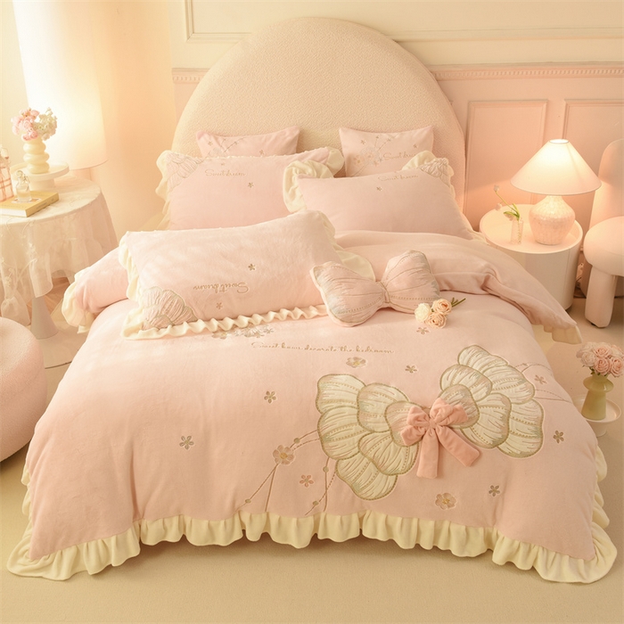 91家纺网 家纺一手货源 找家纺 （总）绒棉世家 2025新款独家设计师款牛奶绒贴布绣-甜心蝴蝶结