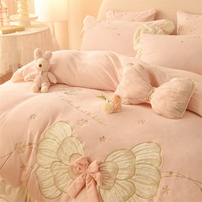 91家纺网 家纺一手货源 找家纺 （总）绒棉世家 2025新款独家设计师款牛奶绒贴布绣-甜心蝴蝶结