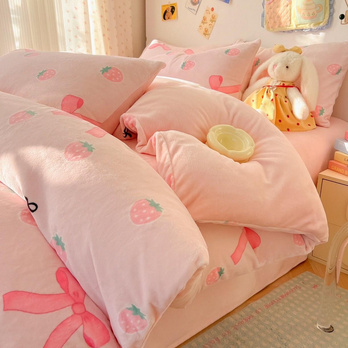91家纺网 家纺一手货源 找家纺 韩巢家纺 2025新款双面高克重牛奶绒被套单件被罩 草莓牛奶