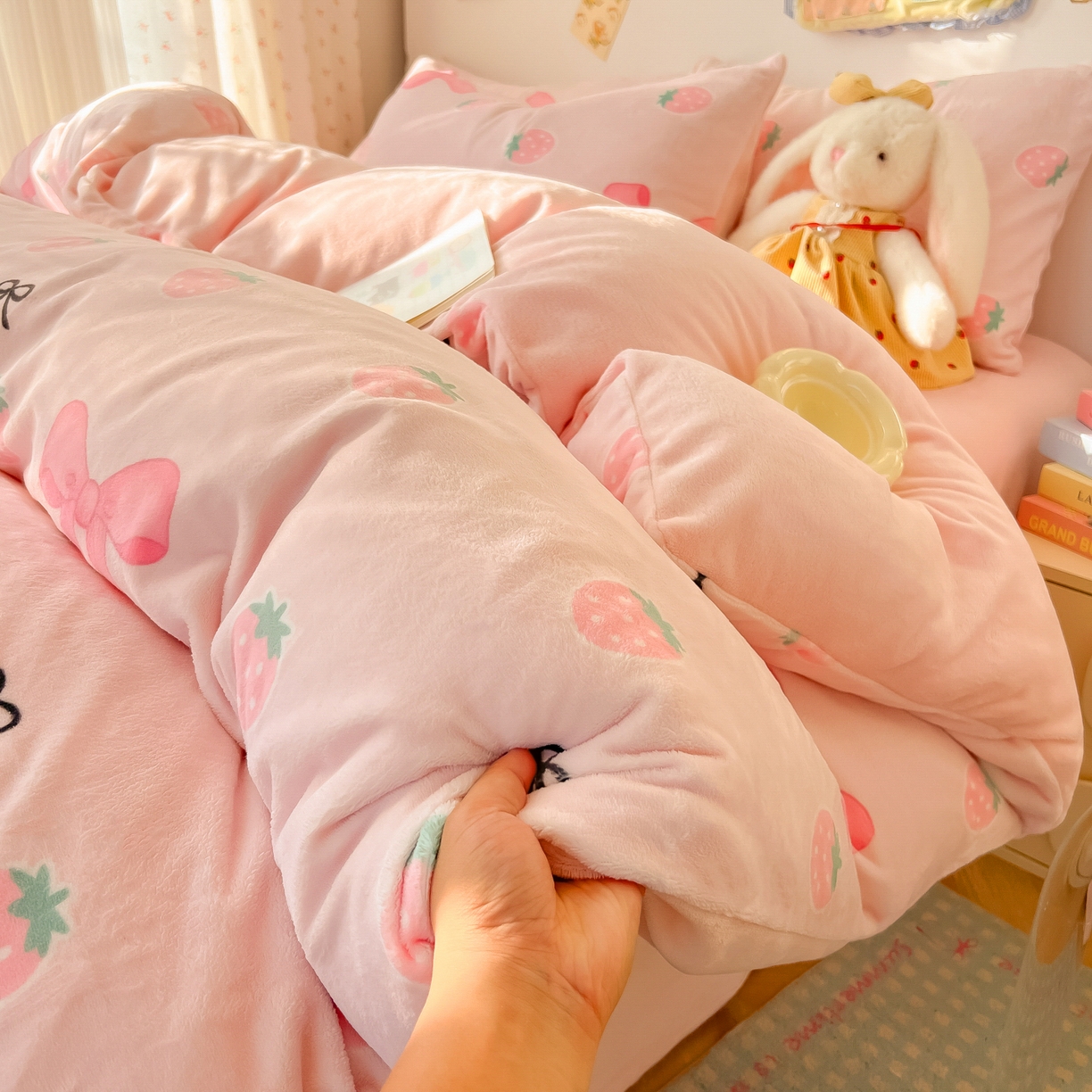 91家纺网 家纺一手货源 找家纺 韩巢家纺 2025新款双面高克重牛奶绒被套单件被罩 草莓牛奶