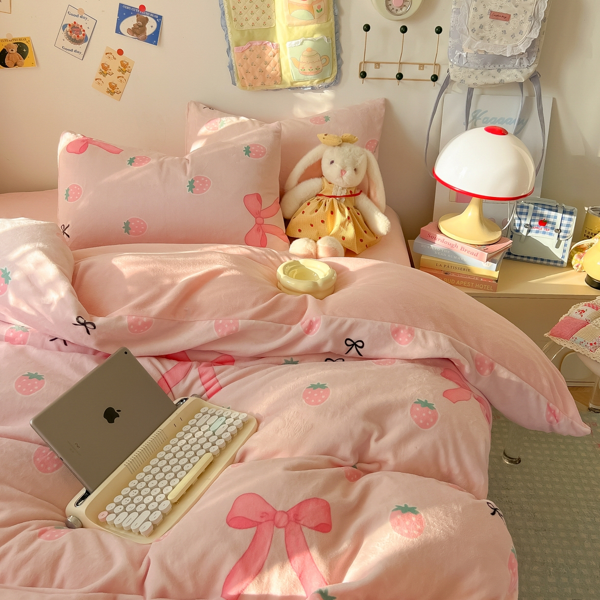 91家纺网 家纺一手货源 找家纺 韩巢家纺 2025新款双面高克重牛奶绒被套单件被罩 草莓牛奶