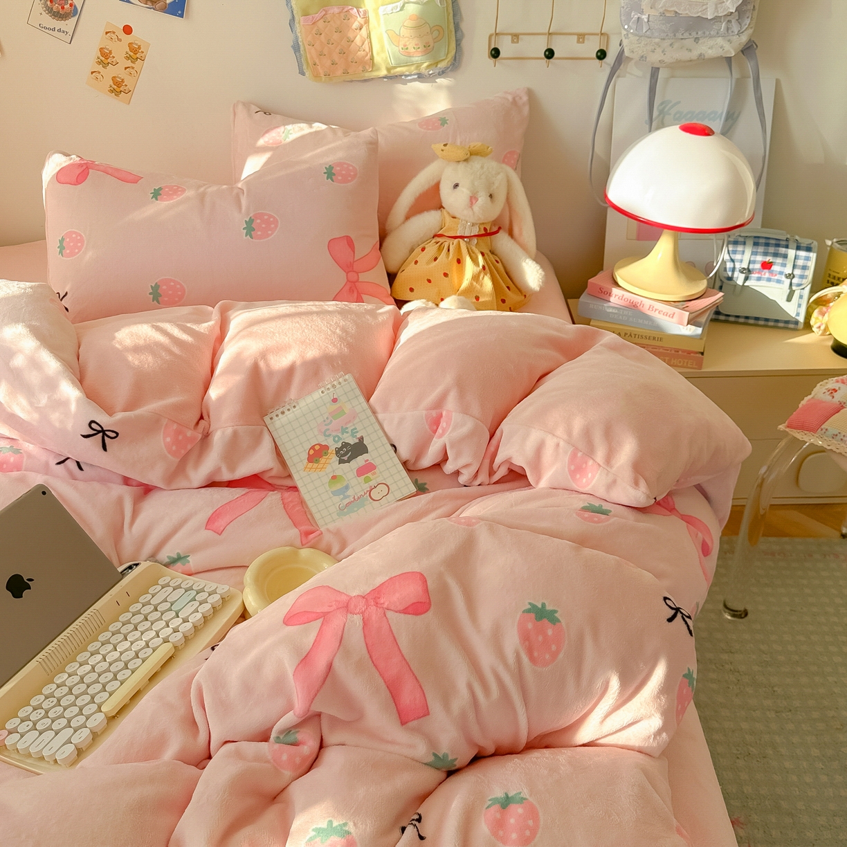 91家纺网 家纺一手货源 找家纺 韩巢家纺 2025新款双面高克重牛奶绒被套单件被罩 草莓牛奶