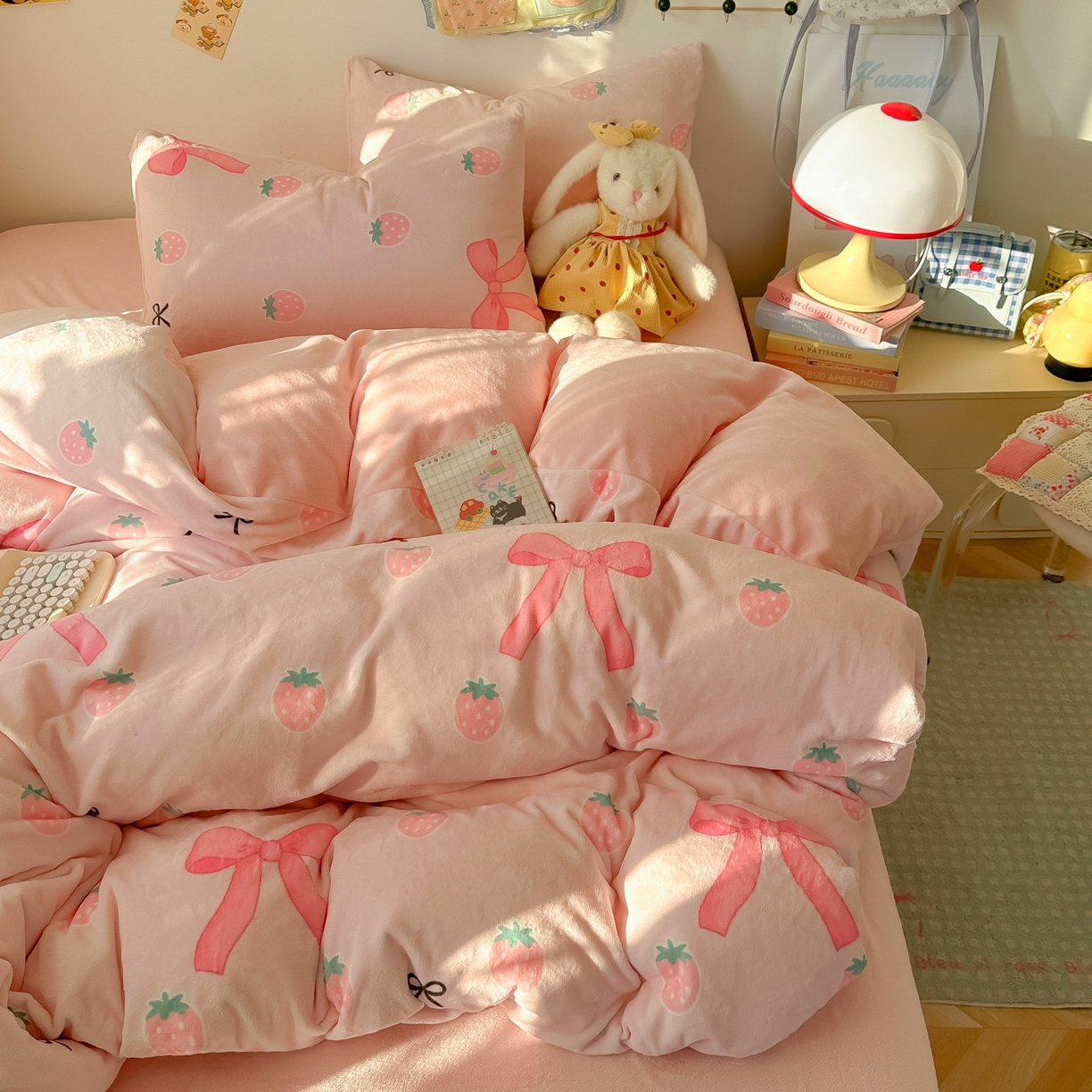 91家纺网 家纺一手货源 找家纺 韩巢家纺 2025新款双面高克重牛奶绒被套单件被罩 草莓牛奶