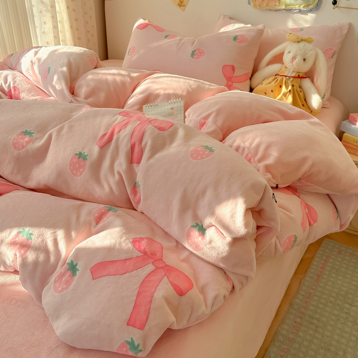 91家纺网 家纺一手货源 找家纺 韩巢家纺 2025新款双面高克重牛奶绒被套单件被罩 草莓牛奶