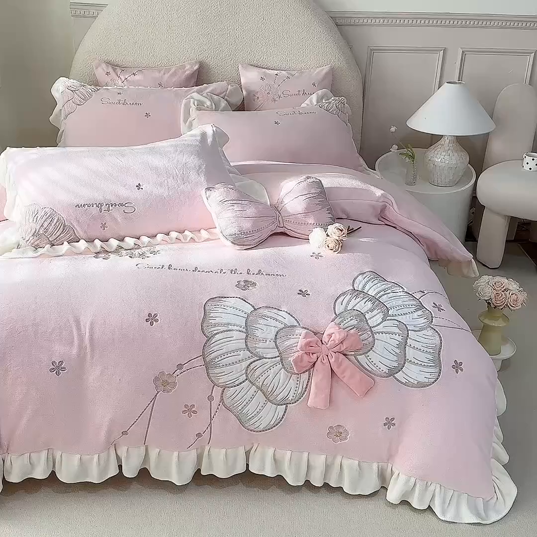 91家纺网 家纺一手货源 找家纺 （总）绒棉世家 2025新款独家设计师款牛奶绒贴布绣-甜心蝴蝶结