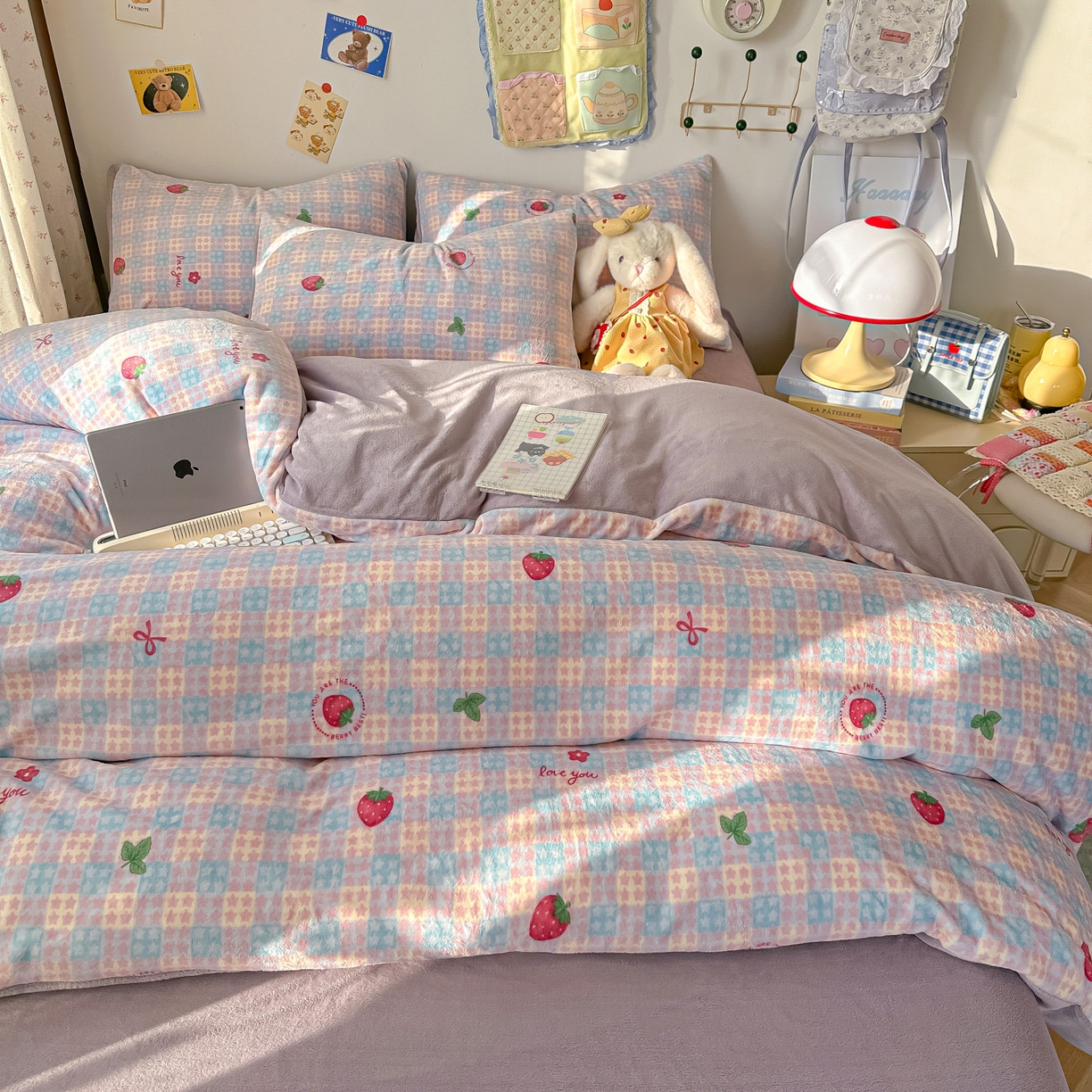 91家纺网 家纺一手货源 找家纺 韩巢家纺 2025新款双面高克重牛奶绒被套单件被罩 草莓软心