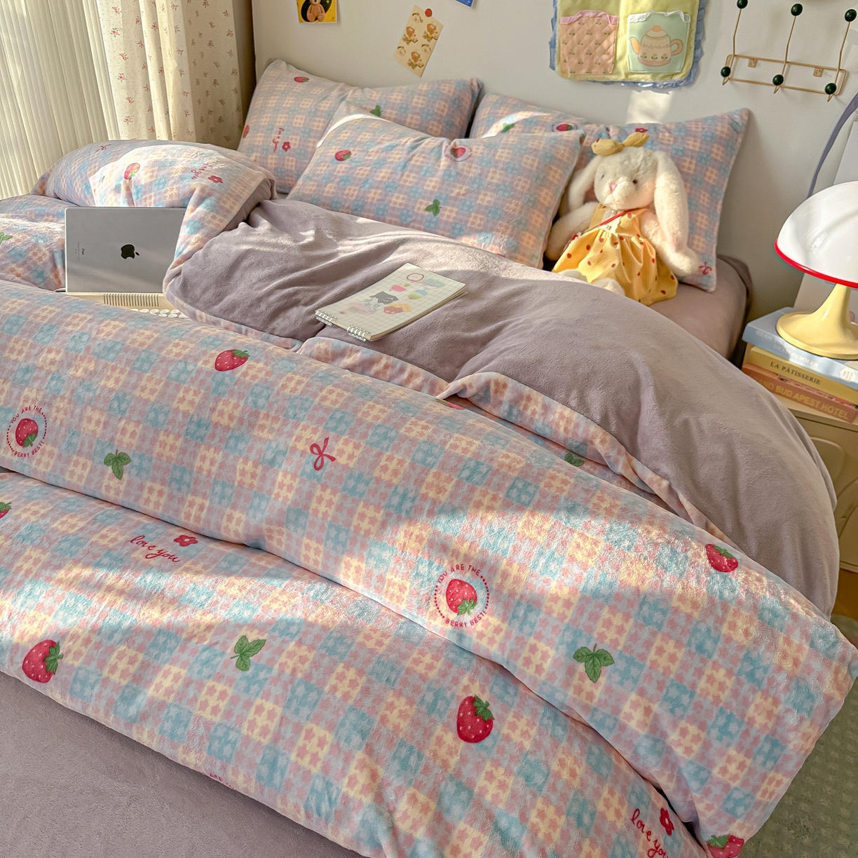91家纺网 家纺一手货源 找家纺 韩巢家纺 2025新款双面高克重牛奶绒被套单件被罩 草莓软心