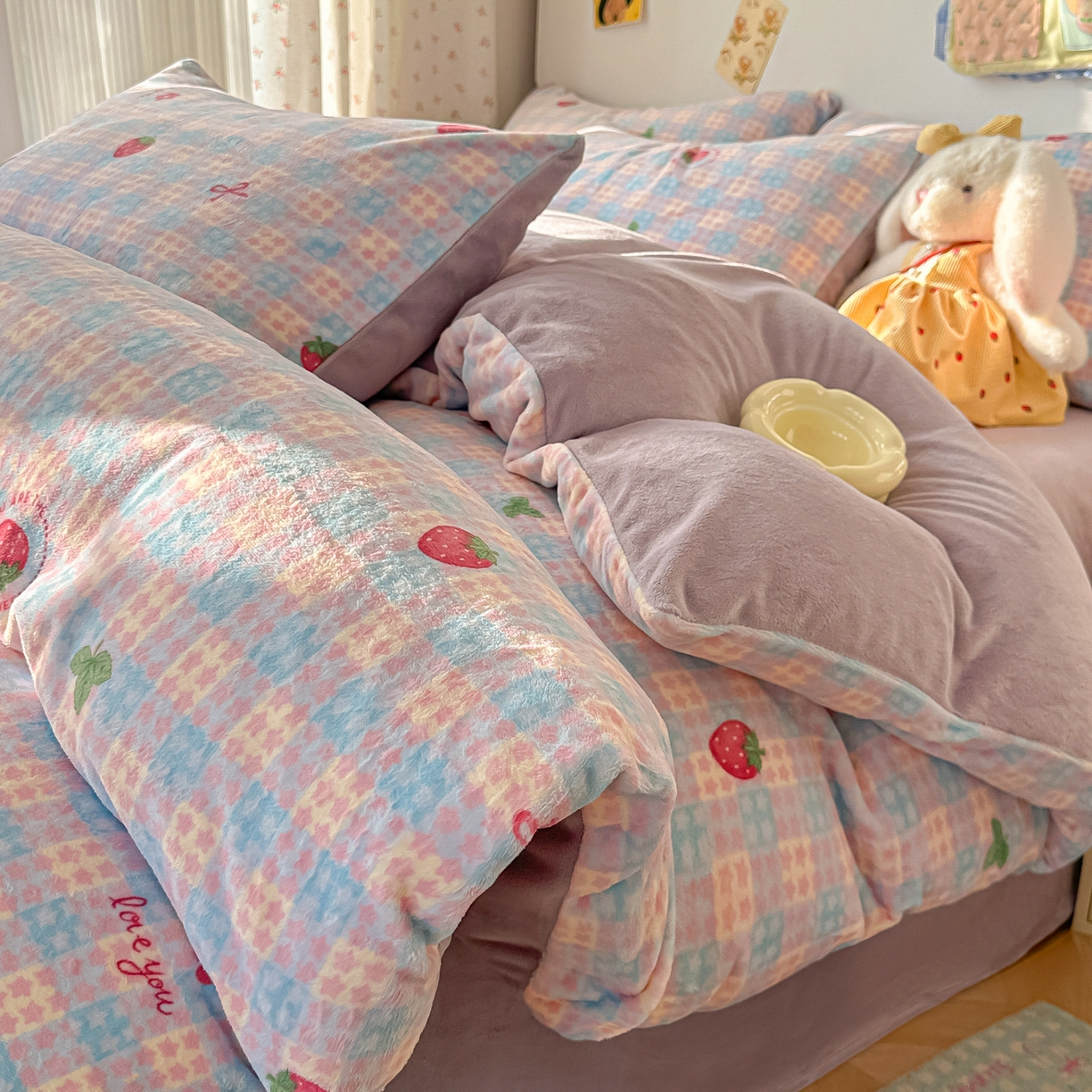 91家纺网 家纺一手货源 找家纺 韩巢家纺 2025新款双面高克重牛奶绒被套单件被罩 草莓软心