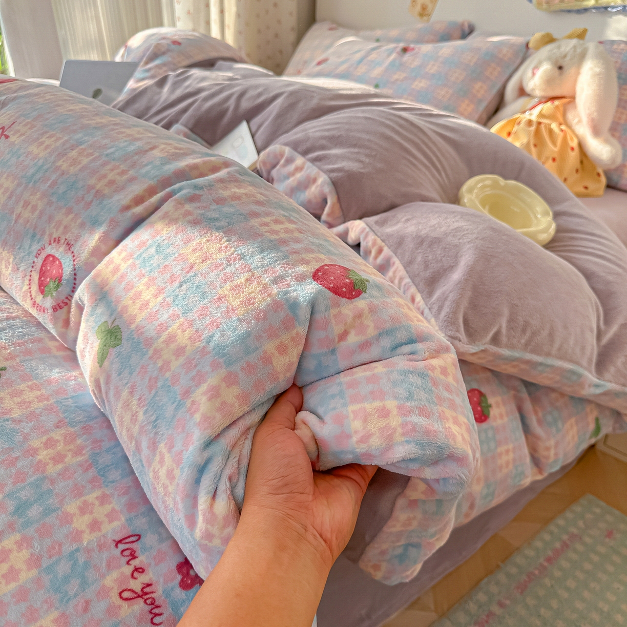 91家纺网 家纺一手货源 找家纺 韩巢家纺 2025新款双面高克重牛奶绒被套单件被罩 草莓软心