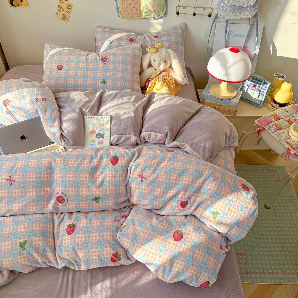 91家纺网 家纺一手货源 找家纺 韩巢家纺 2025新款双面高克重牛奶绒被套单件被罩 草莓软心