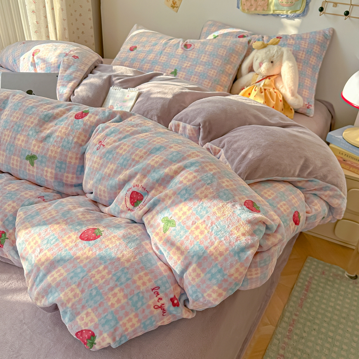 91家纺网 家纺一手货源 找家纺 韩巢家纺 2025新款双面高克重牛奶绒被套单件被罩 草莓软心