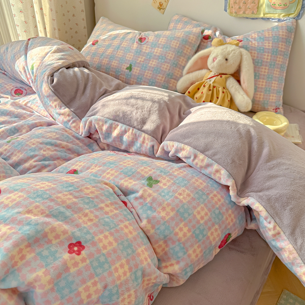 91家纺网 家纺一手货源 找家纺 韩巢家纺 2025新款双面高克重牛奶绒被套单件被罩 草莓软心