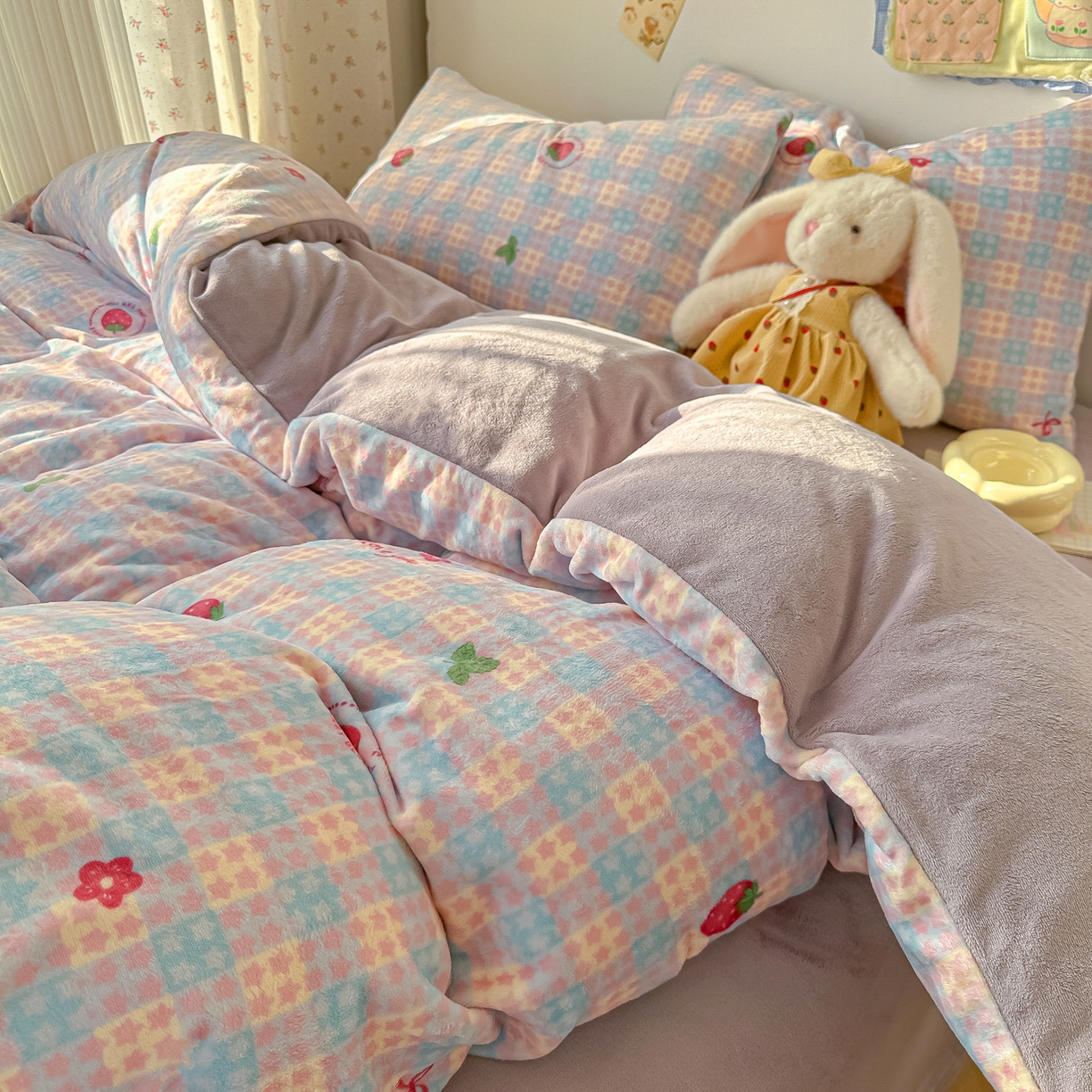 91家纺网 家纺一手货源 找家纺 韩巢家纺 2025新款双面高克重牛奶绒被套单件被罩 草莓软心