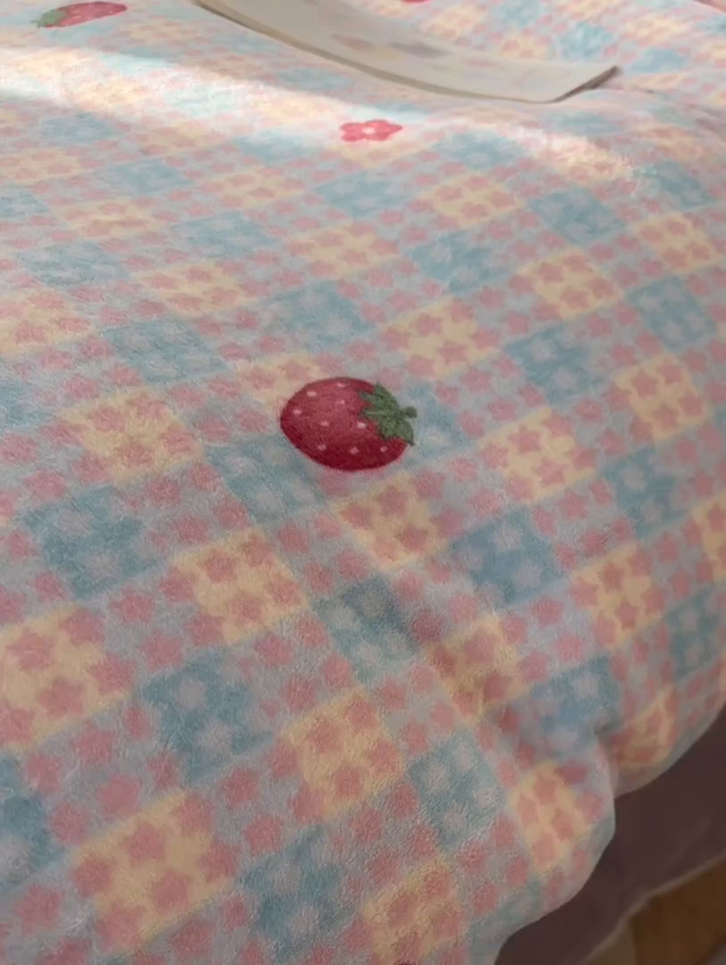 91家纺网 家纺一手货源 找家纺 韩巢家纺 2025新款双面高克重牛奶绒被套单件被罩 草莓软心