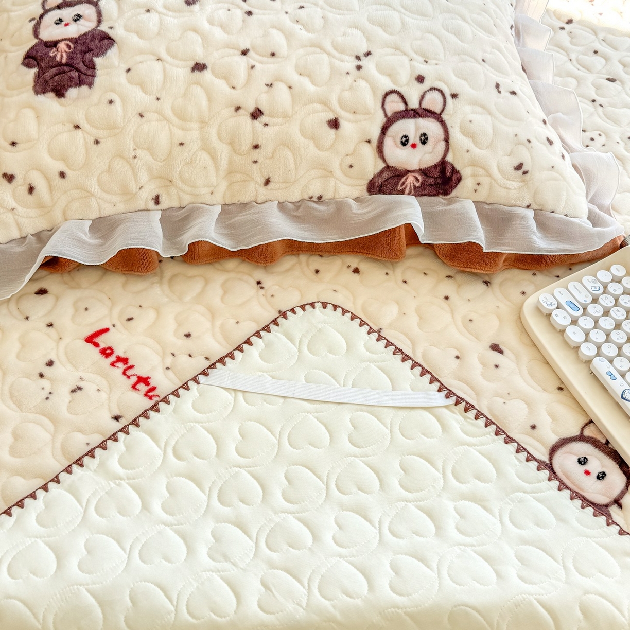 91家纺网 家纺一手货源 找家纺 （总）禧缘家纺（原梦想家） 2025新款牛奶绒三角针绑带款夹棉床笠床单