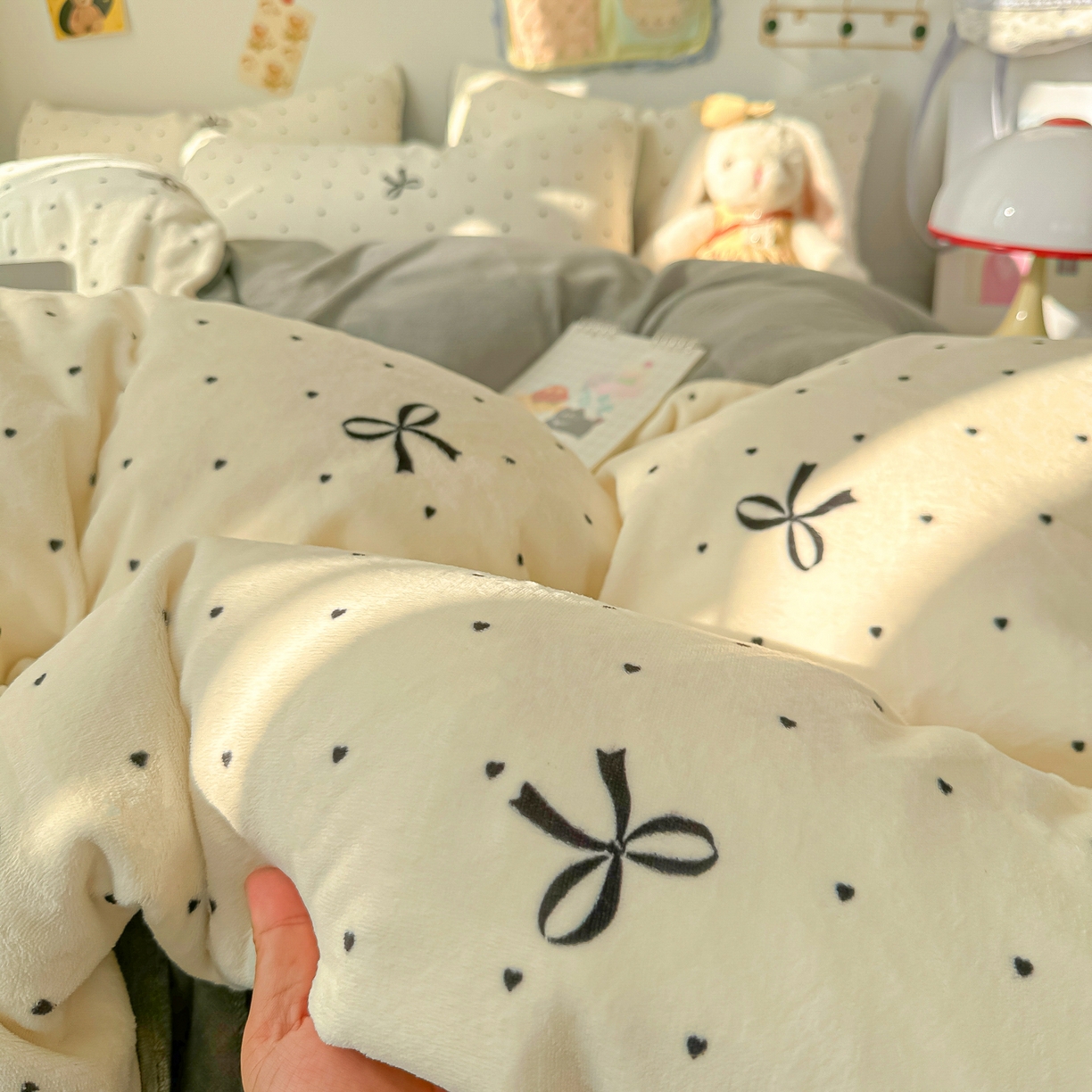 91家纺网 家纺一手货源 找家纺 韩巢家纺 2025新款双面高克重牛奶绒被套单件被罩 蝴蝶点点心