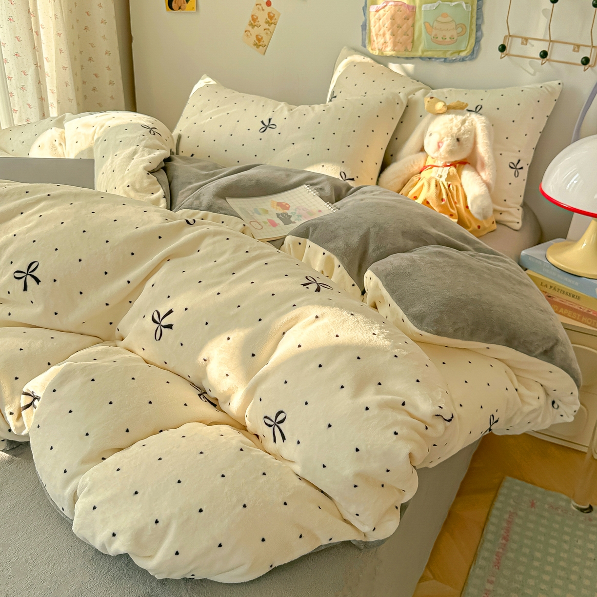 91家纺网 家纺一手货源 找家纺 韩巢家纺 2025新款双面高克重牛奶绒被套单件被罩 蝴蝶点点心