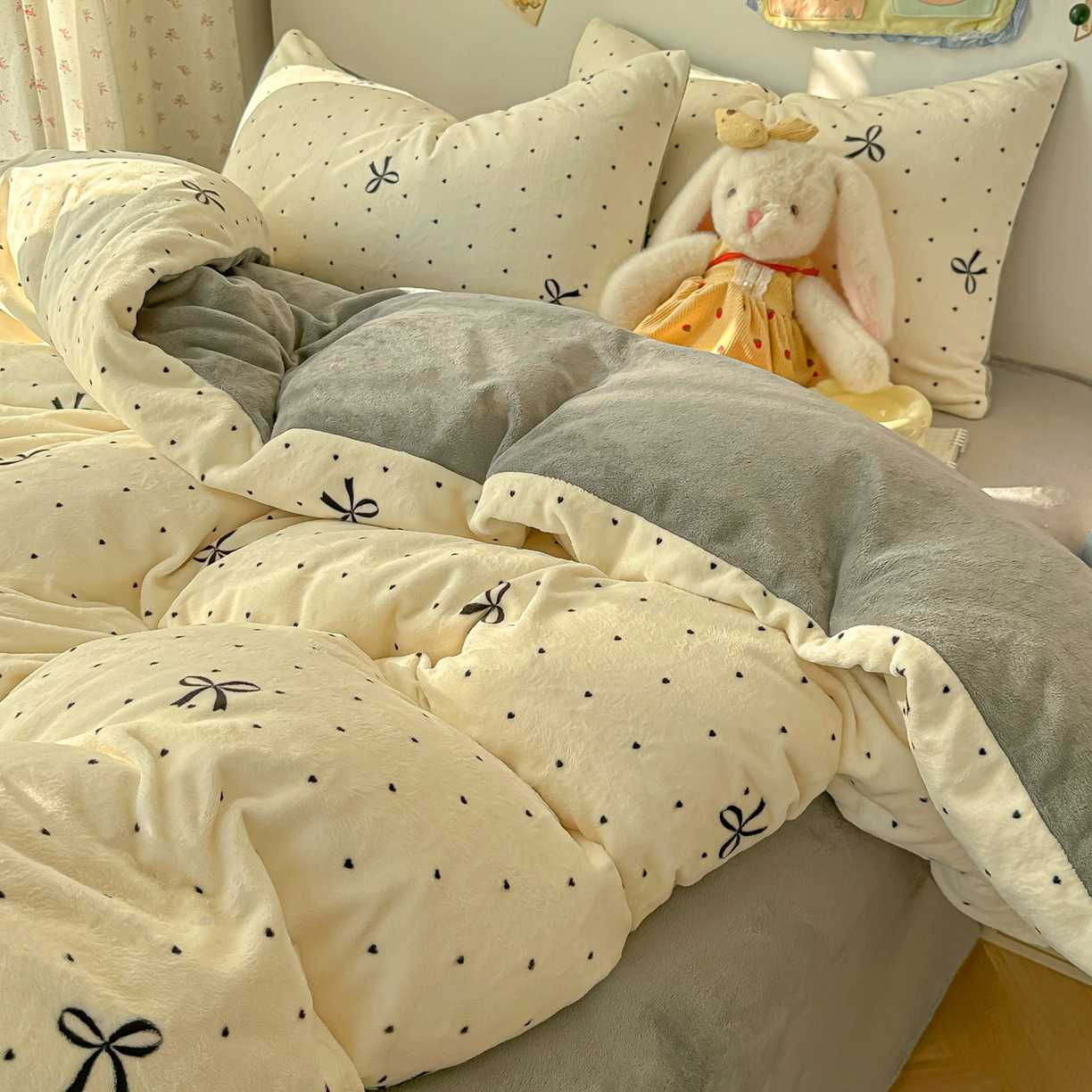 91家纺网 家纺一手货源 找家纺 韩巢家纺 2025新款双面高克重牛奶绒被套单件被罩 蝴蝶点点心