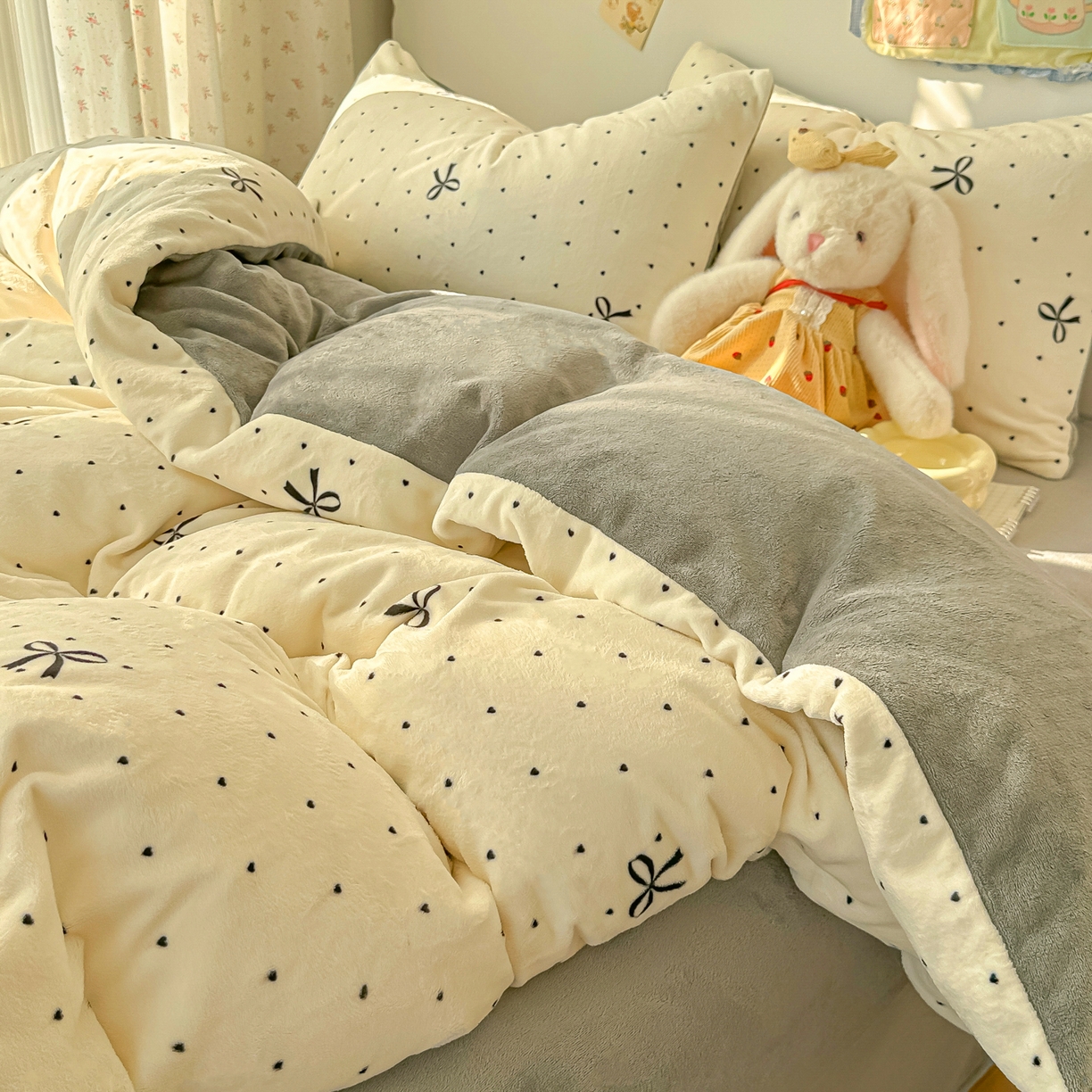 91家纺网 家纺一手货源 找家纺 韩巢家纺 2025新款双面高克重牛奶绒被套单件被罩 蝴蝶点点心