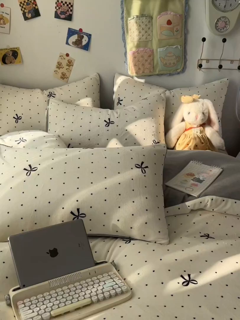 91家纺网 家纺一手货源 找家纺 韩巢家纺 2025新款双面高克重牛奶绒被套单件被罩 蝴蝶点点心