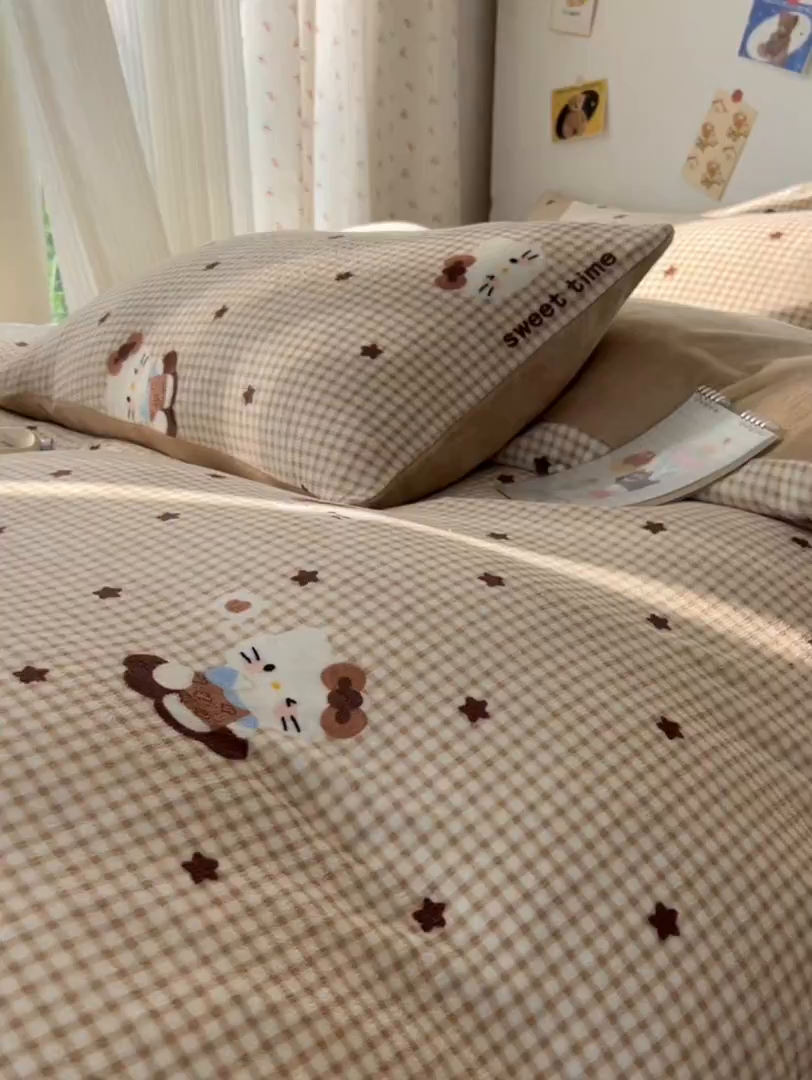 91家纺网 家纺一手货源 找家纺 韩巢家纺 2025新款双面高克重牛奶绒被套单件被罩 可可猫星